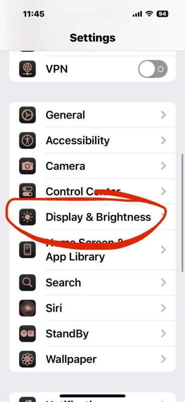 به بخش "Display & Brightness" (نمایش و روشنایی) بروید.